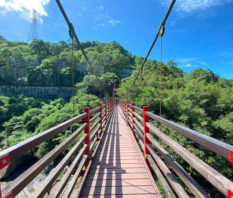 紅色橋體與碧水青山映襯，全長有100公尺。