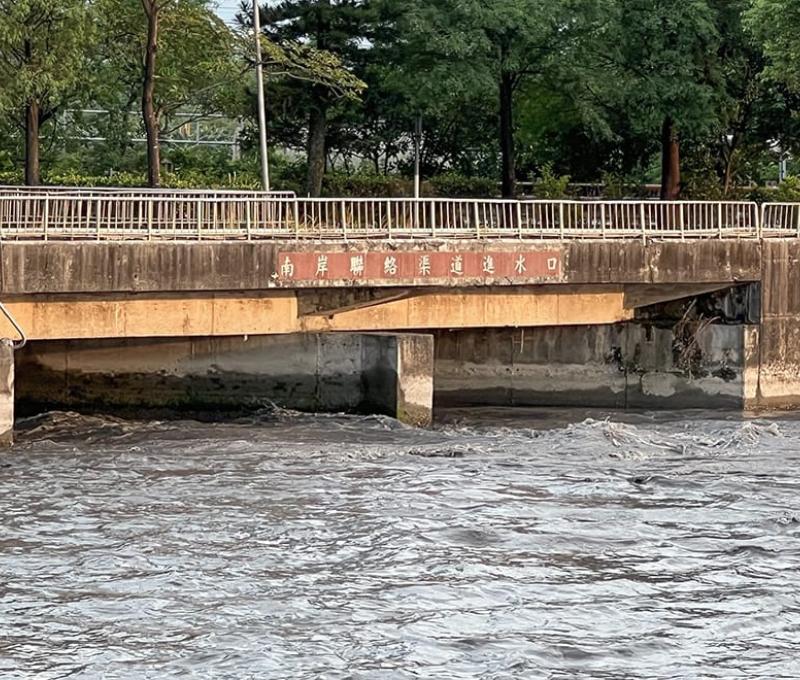 濁水溪水在經由集集攔河堰取水後，由南岸聯絡渠道輸水至下游，導水引入八卦池進行分水。 照片提供者：毛毓翔 / 拍攝日期：2023/03/14