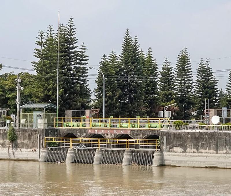 工業用水取水口：將豐水期多餘的水作為工業用水，透過濁水溪左岸堤防佈置暗管將水輸送至麥寮販售給六輕，並補給公共用水之不足。 照片提供者：毛毓翔 / 拍攝日期：2023/03/14