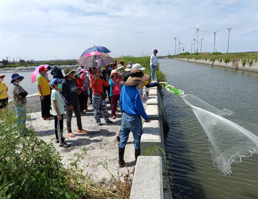 學習漁夫如何灑網照片提供者：彰化海洋食研基地團隊