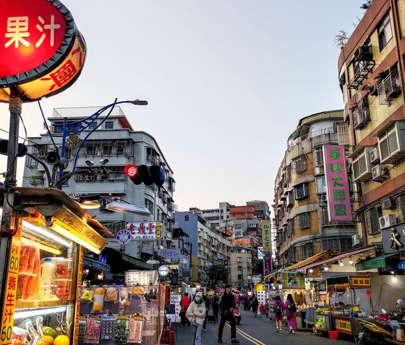 樂華夜市集合眾多攤商與街邊店面