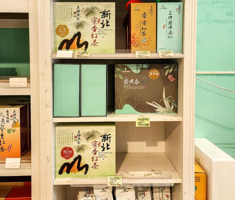 鮮農直賣所呈現的茶葉商品1 照片提供者：鄭裕書 / 拍攝日期：2025/03/23