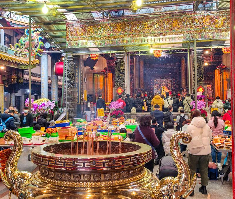 絡繹不絕的香客與大殿。照片拍攝者：海山文史團隊