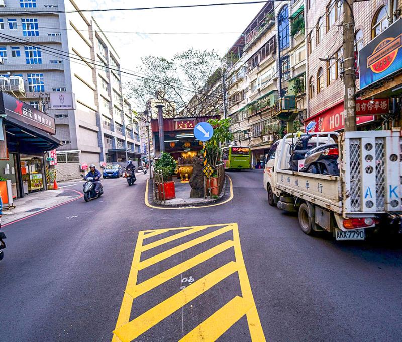 九芎公廟讓道路一分為二