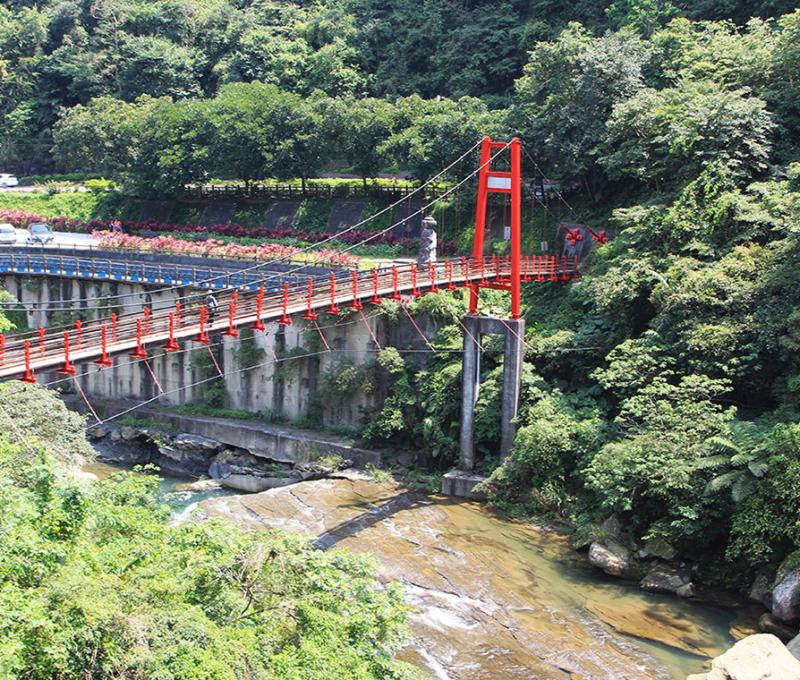 步行於吊橋上可聽潺潺流水，體驗石碇的自然之美。