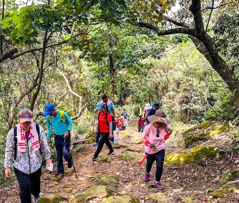 沿途看看山石，也許有化石藏匿其中。照片提供者：林美惠 / 拍攝日期：2023/09/17