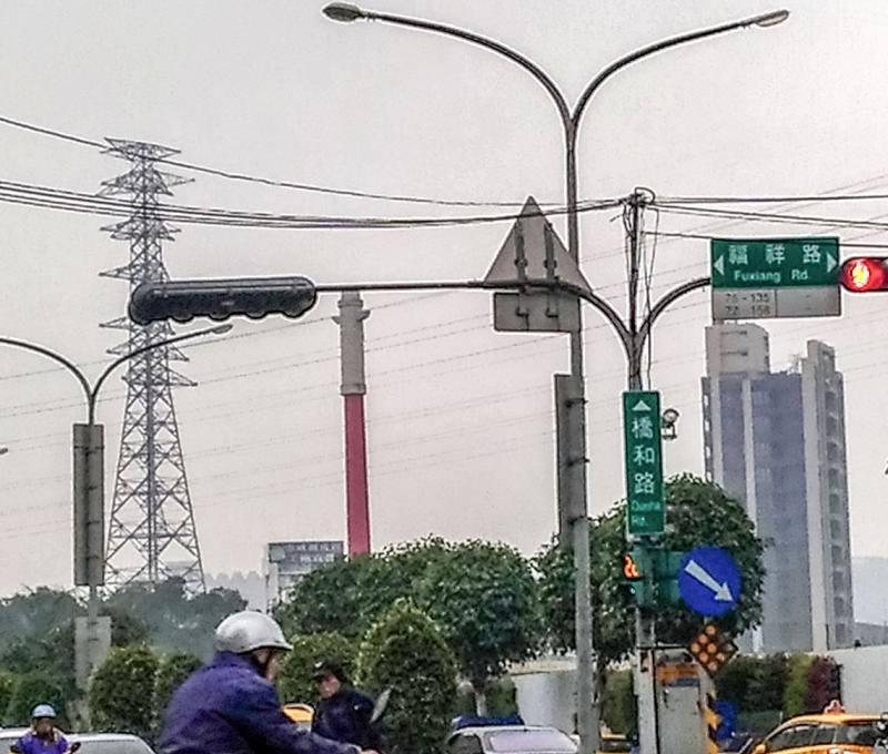 華中橋旁紅柱地標為昔日舊煙囪改建