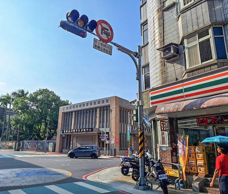 尖山埔路最重點是陶瓷老街段結束在育英街相接的路口，過勒育英街的同慶里活動中心是本地重要活動場地。照片提供者：江明泱 / 拍攝日期：2023/09/13