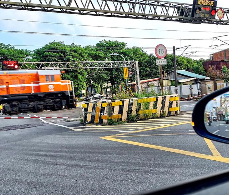 尖山埔路結束在鶯歌最危險的曲型平交道口。照片提供者：江明泱 / 拍攝日期：2023/09/13
