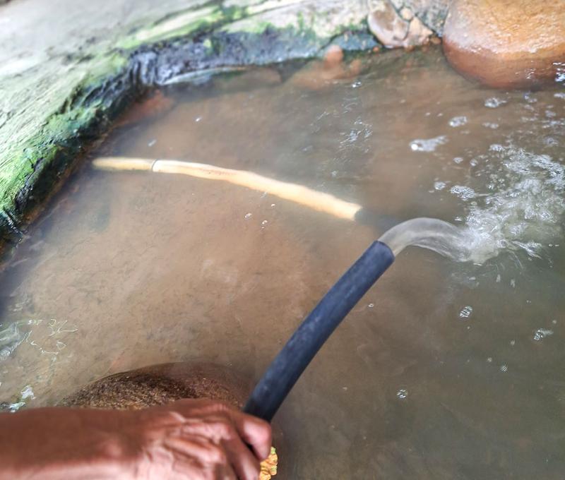 湧泉出口加設水管注水。照片提供者：江明泱 / 拍攝日期：2023/09/13