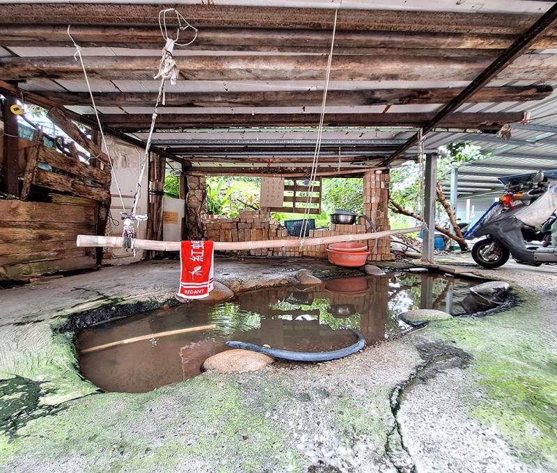 湧泉洗衣設備齊全，婦女們將洗好的衣物批在竹竿上，全部洗好後再取下整盆帶回家。照片提供者：江明泱 / 拍攝日期：2023/09/13