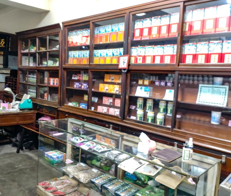 恒德藥房百年藥櫃。照片拍攝者：林三德 / 拍攝日期：2022/09/09