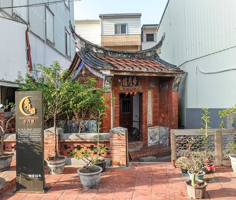 步月樓外觀導覽版 照片拍攝者：客家委員會客家文化發展中心提供 / 拍攝日期：2022