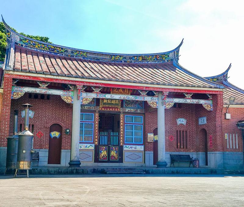 在祖厝前有三頌於斯的匾額。照片拍攝者：三峽學教師社群 / 拍攝日期：2022/07/24