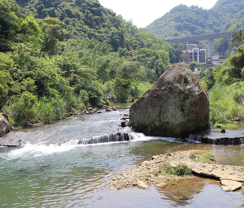 以前小孩若是夜啼不止，便去河邊找大石公，祈求能平安成長。