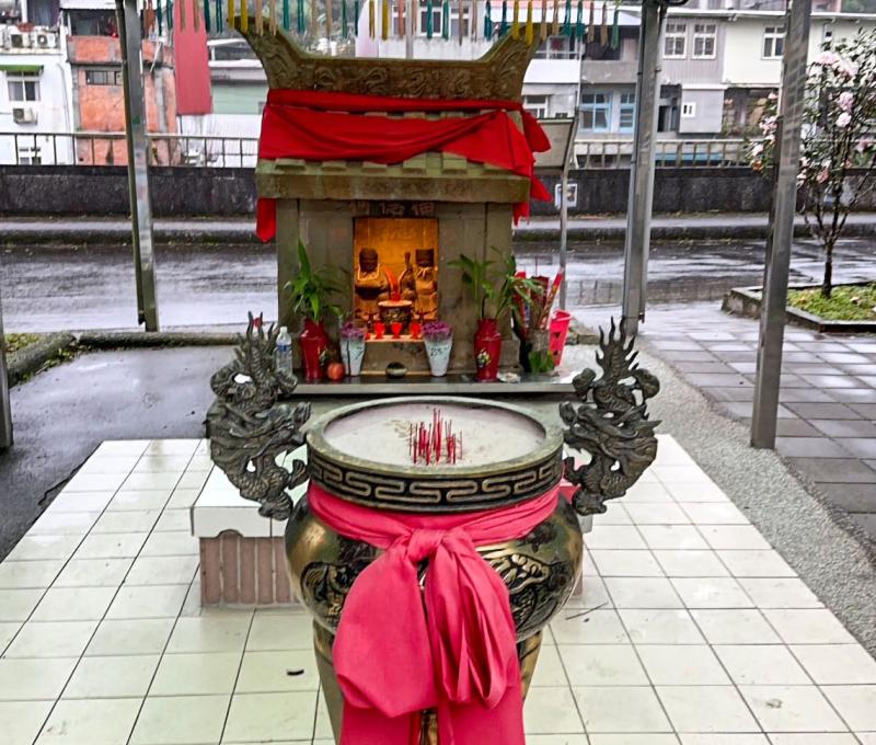 蔴竹坑福德祠正面，為一座七面式石造小土地公廟建築