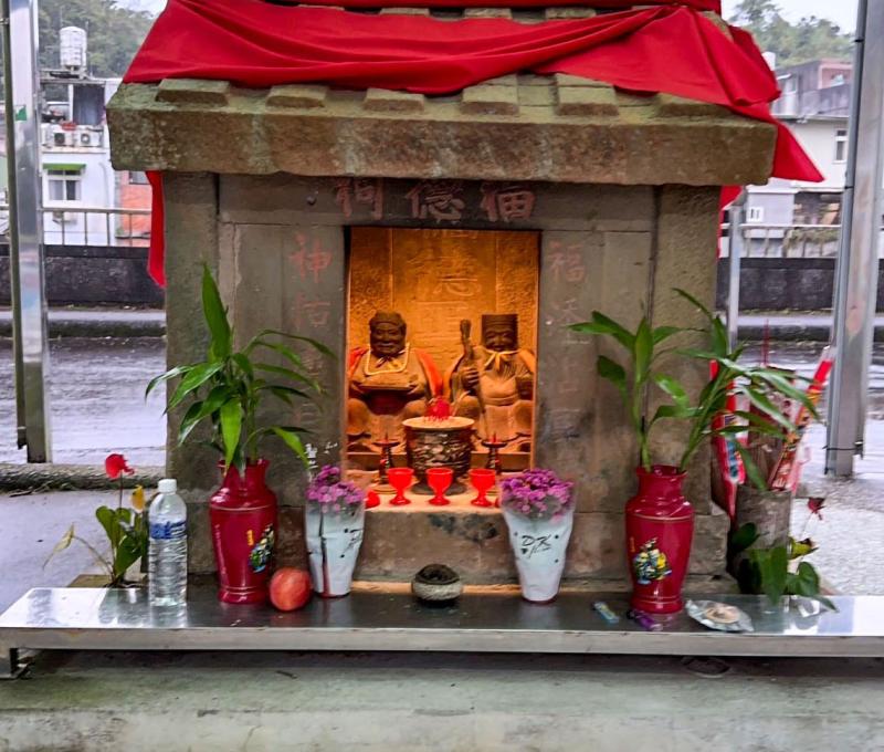 蔴竹坑福德祠供奉土地公、土地婆，於清光緒壬辰年由地方庄眾所立