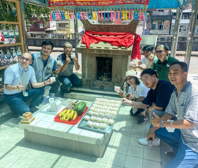 蔴竹坑福德祠環境改造落成合影，特製土地公圖案綠豆椪供品祭祀