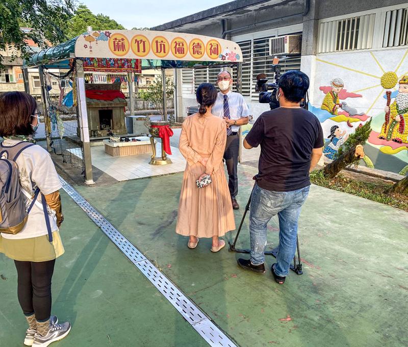 地方創生(注腳雙溪工作室)簡淑慧女士邀請雙溪高中葉俊士校長接受媒體訪問介紹蔴竹坑福德祠
