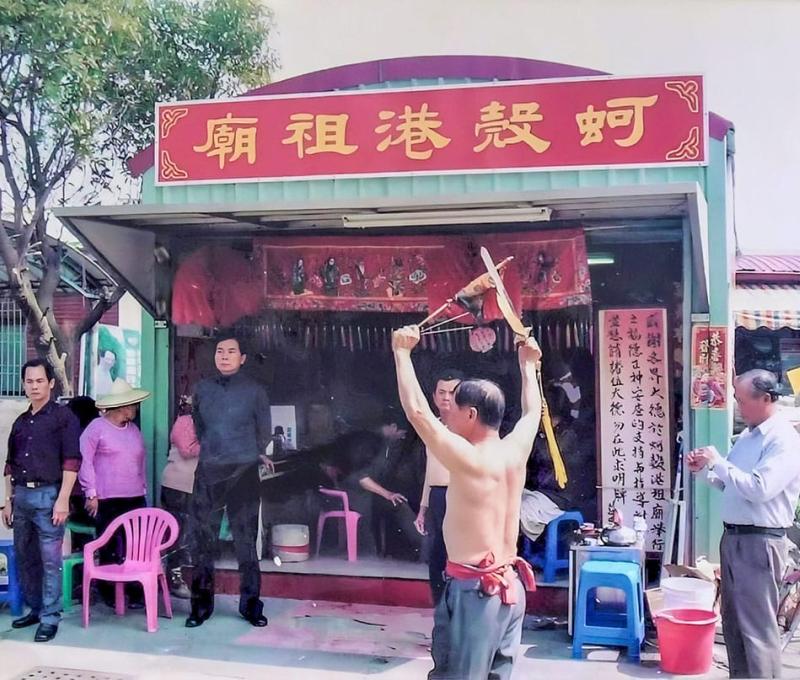 安置於溪埔寮安溪宮旁臨時行館的出土文物 照片提供者：郭國義、郭春輝 / 拍攝日期：2003/12