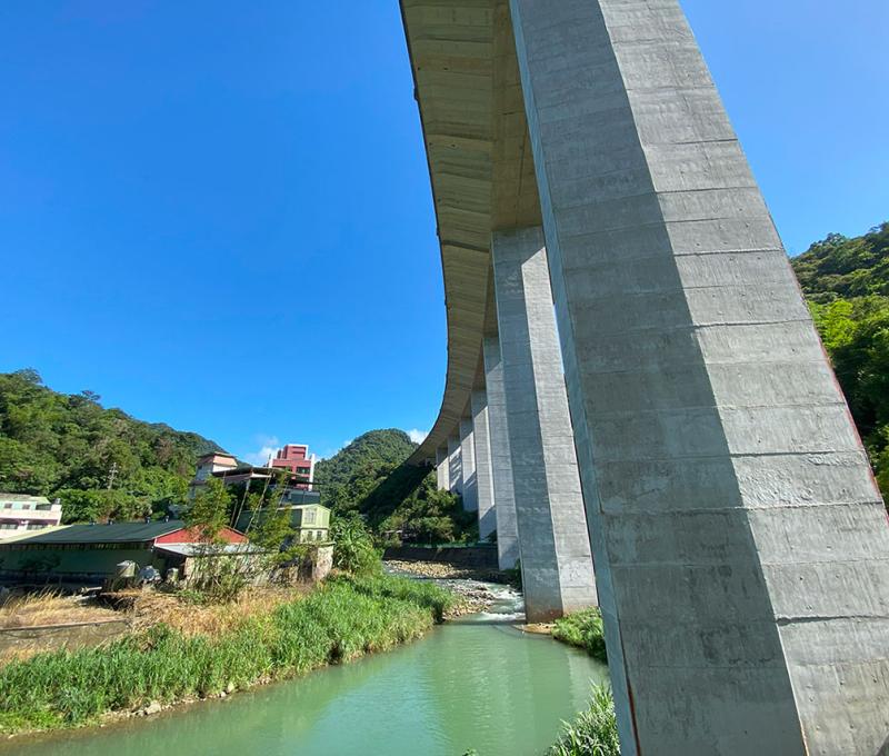 國道五跨過烏塗溪，為全台第一高橋墩，有七十餘公尺。