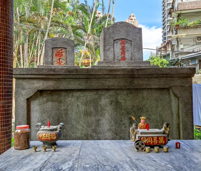 供奉的是當年開鑿圳道遭原住民出草殺害或是施工殉職人員。照片拍攝者：張銓津 / 拍攝日期：2022/08/13