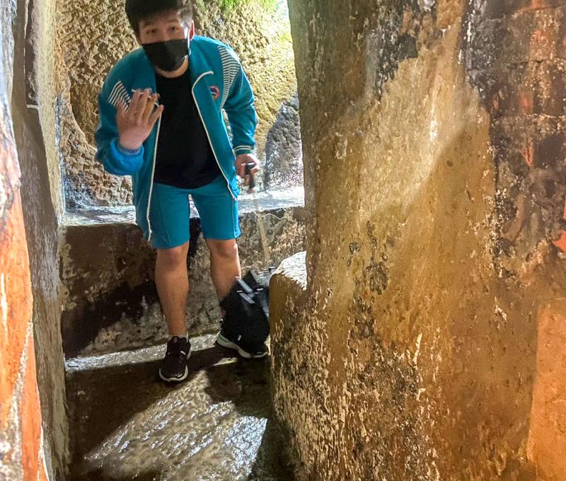 建於明治39年原為林恆春中藥鋪，屋內是鑿石而成，還有防空洞。