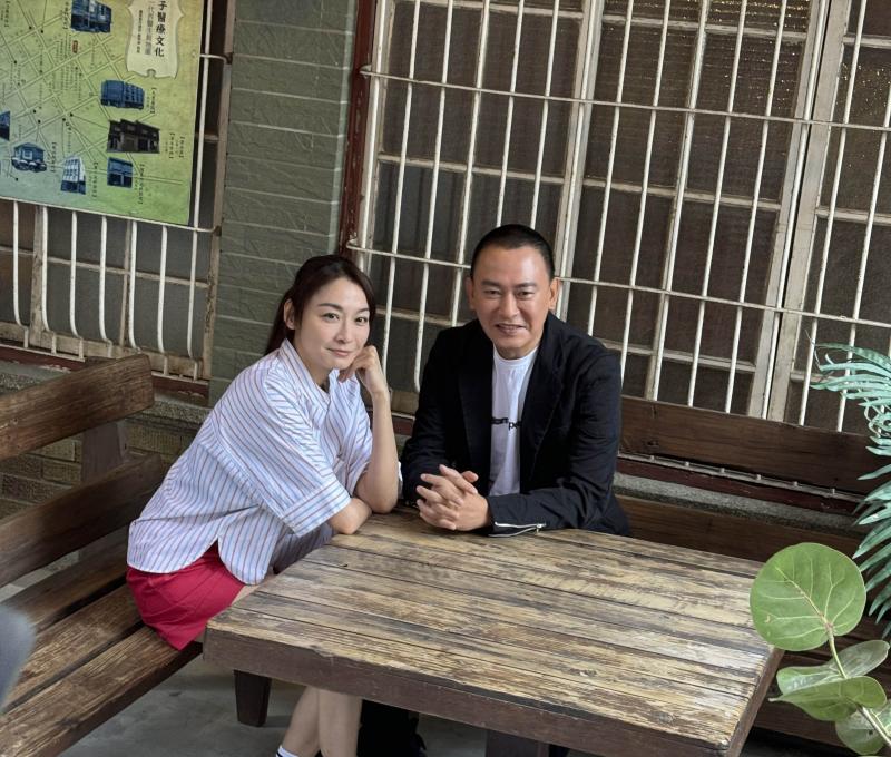 演員於店外拍攝照片 照片提供者：黃崇哲/拍攝日期：2023/12/16