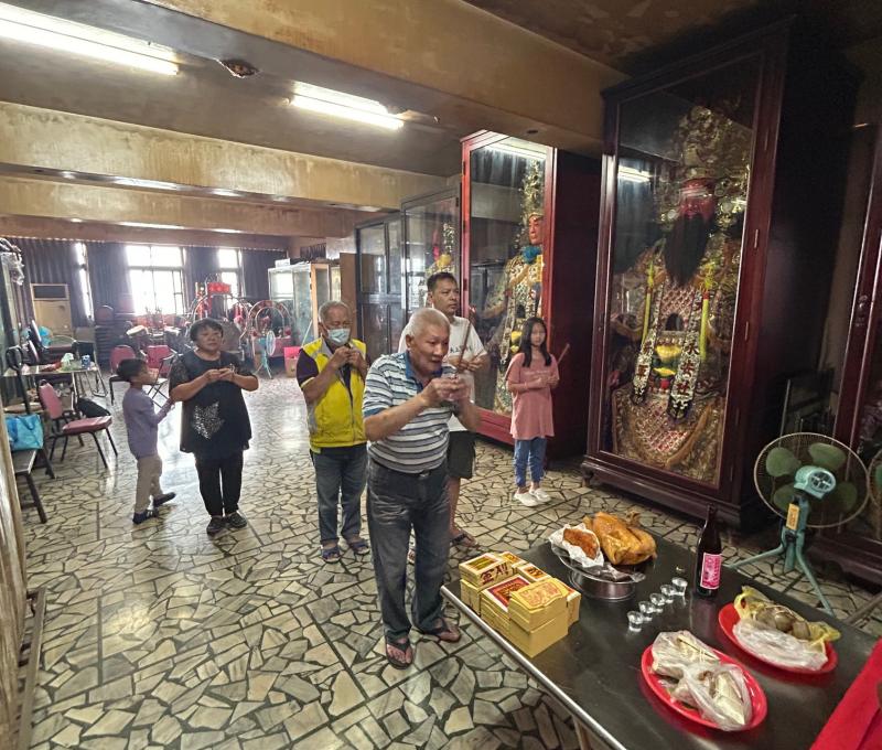 社長帶領大家祭拜帝君（照片拍攝者：王信喜／拍照日期：2025/5/27）