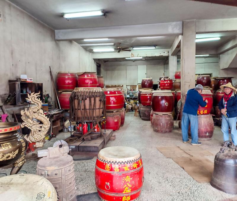 正在製作鼓面的傳人。照片拍攝者：海山文史團隊