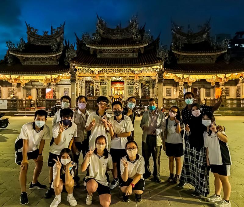 學生於祖師廟前合影。照片拍攝者：北大高中三峽學教師團隊