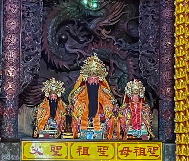 正殿龍邊：奉祀開漳聖王之祖父(陳犢)、祖母(魏太夫人)、父親(陳政)。照片拍攝者：陳粉 / 拍攝日期：2022/09/09