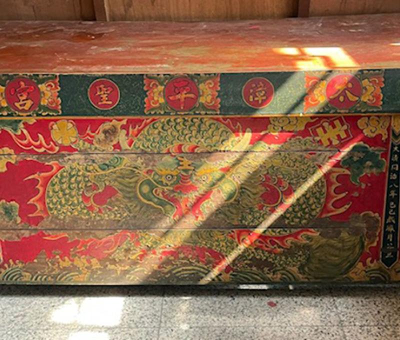 太平宮三寶之：同治年間文物供桌(謝國淵先生供進入收藏處拍照)。照片拍攝者：陳粉 / 拍攝日期：2022/09/09