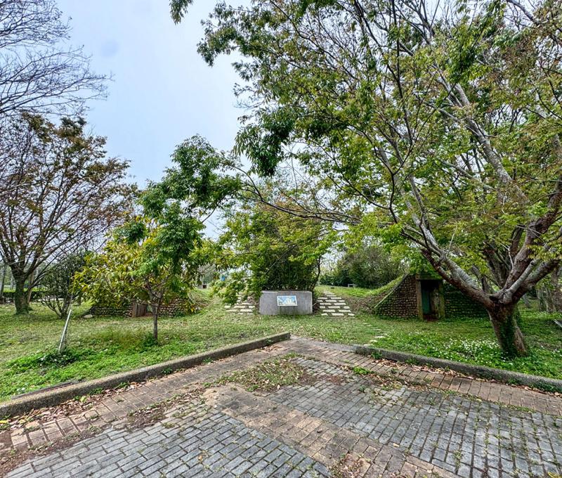 碉堡前方的兩處地道入口 照片提供者：蔡金鼎 / 拍攝日期：2025/04/03