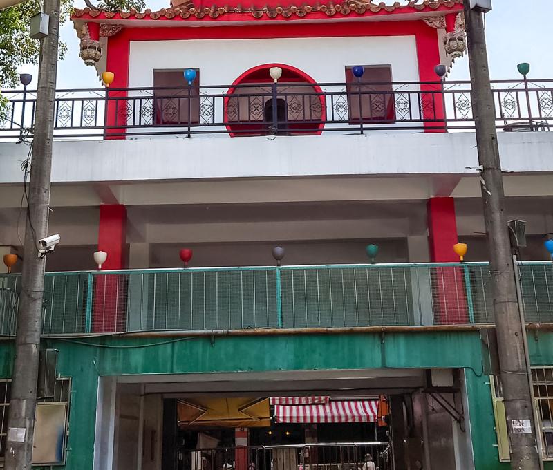 由球場中央，望向原通議第正門照片拍攝者：洪光君 / 拍攝日期：2021/4/12