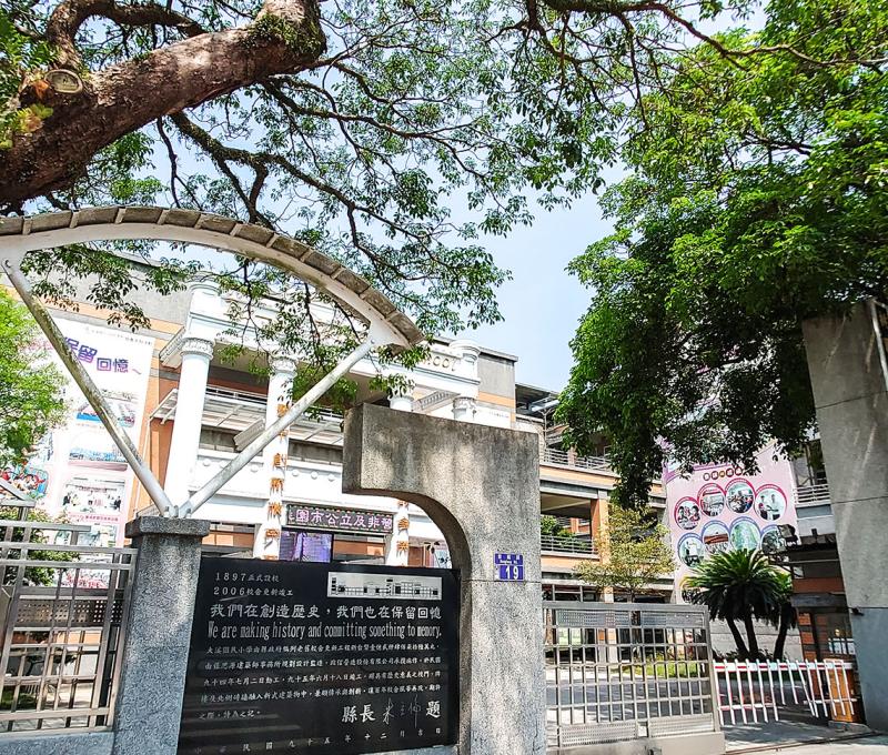 大溪國小正門。照片拍攝者：洪光君 / 拍攝日期：2021/4/12