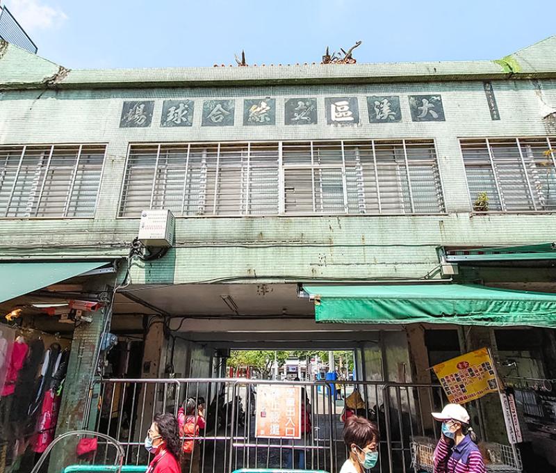 原通議第正門改建成綜合球場兼菜市場。照片拍攝者：洪光君 / 拍攝日期：2021/4/12