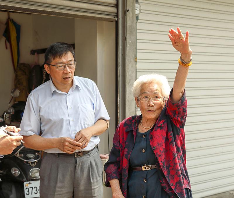 當地耆老訴說石頭城(通譯第)當年圍牆的高壯照片拍攝者：洪光君 / 拍攝日期：2021/4/12