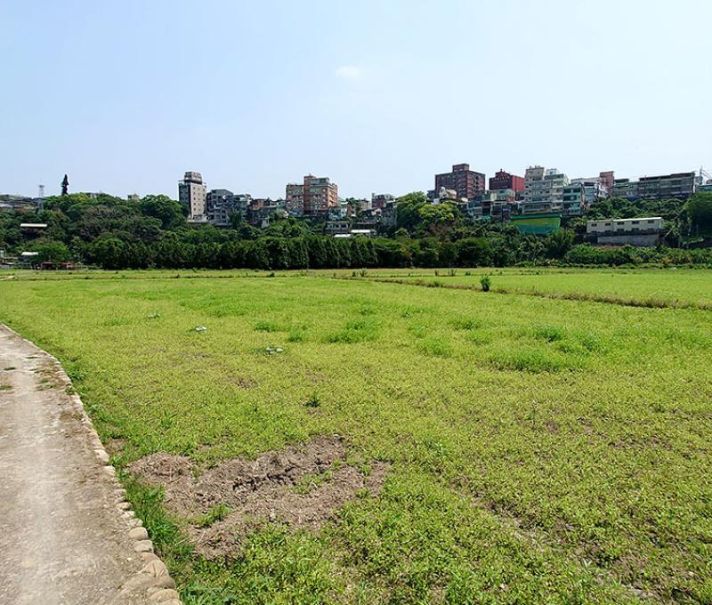 從順時埔下厝望向二層(河階地形)。照片拍攝者：洪光君 / 拍攝日期：2021/4/12