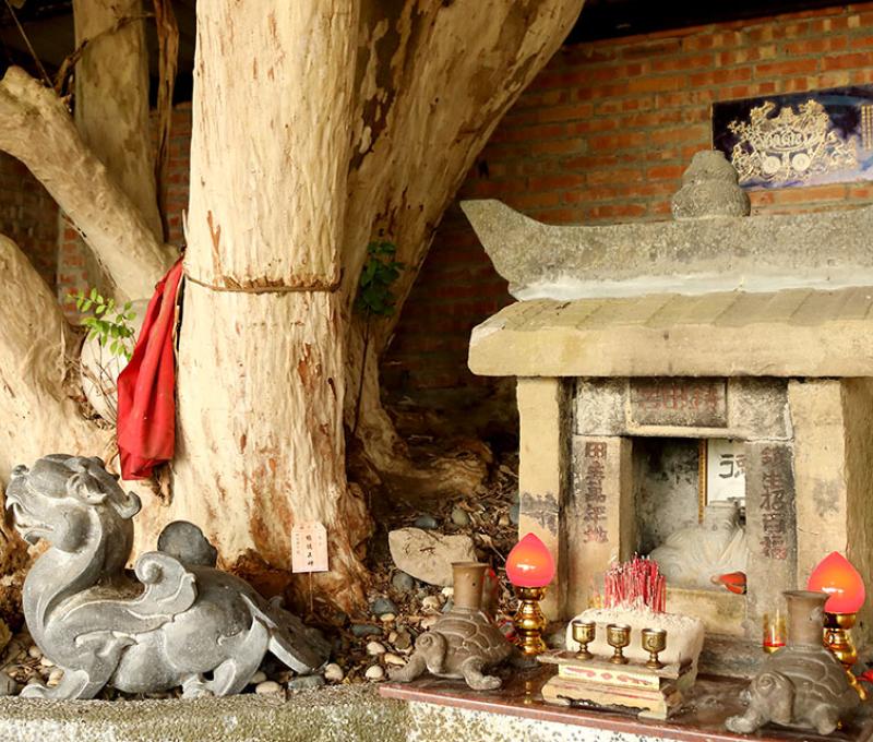 坎下的土地公廟。照片拍攝者：洪光君 / 拍攝日期：2021/4/15