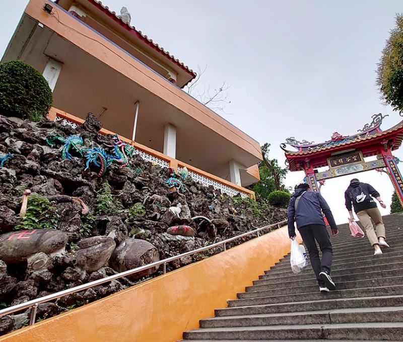 蓮座山觀音寺入口階梯。照片拍攝者：洪光君 / 拍攝日期：2021/4/15