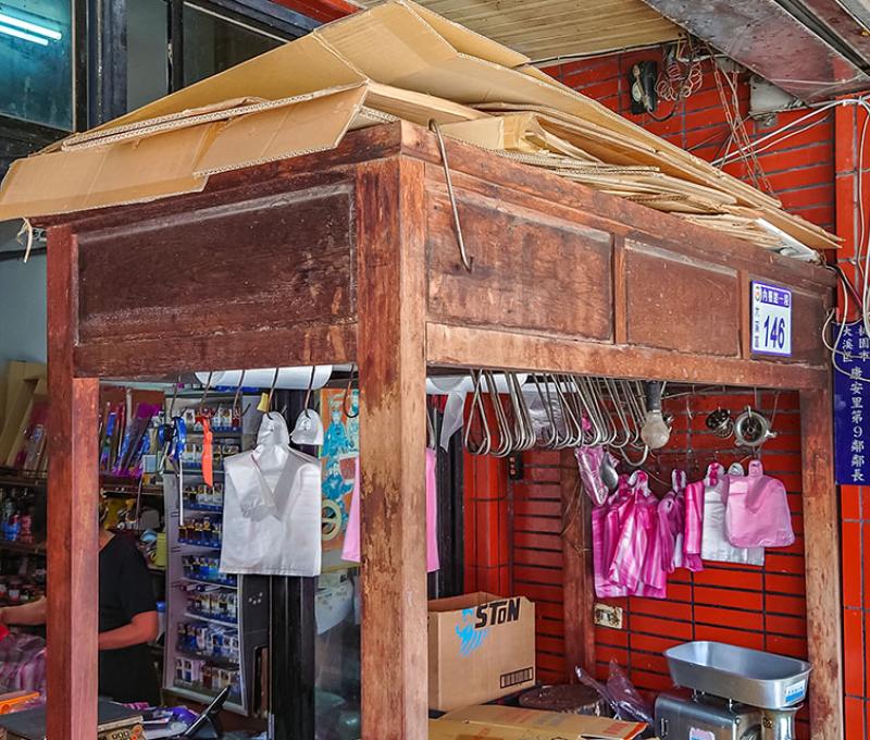 木製的肉攤架。照片拍攝者：洪光君 / 拍攝日期：2021/4/12