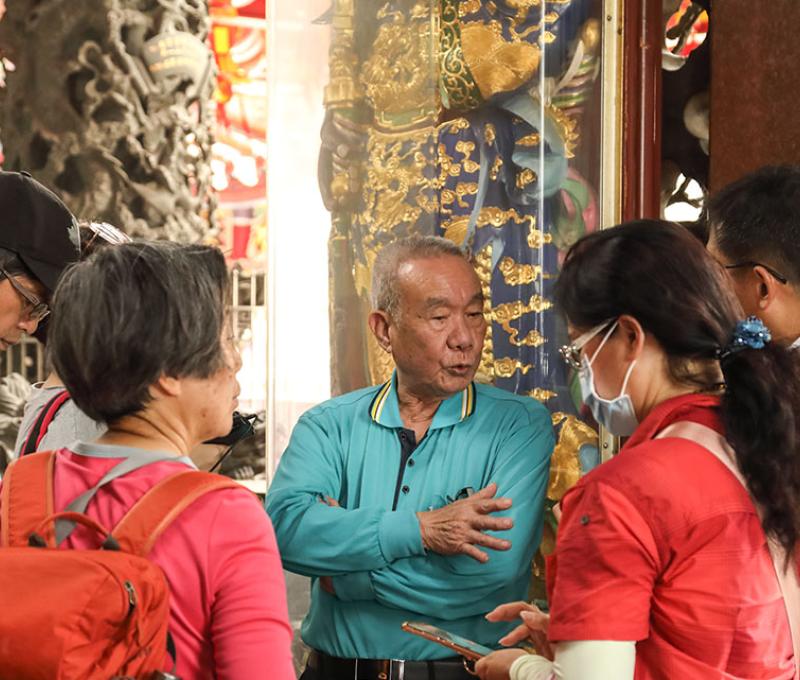 廟內執事訴說仁安宮的歷史。照片拍攝者：洪光君 / 拍攝日期：2021/4/12