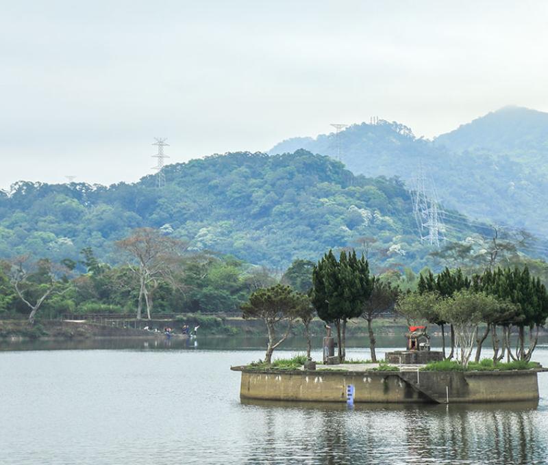 從新福圳，遠眺草嶺山照片拍攝者：洪光君 / 拍攝日期：2021/4/6