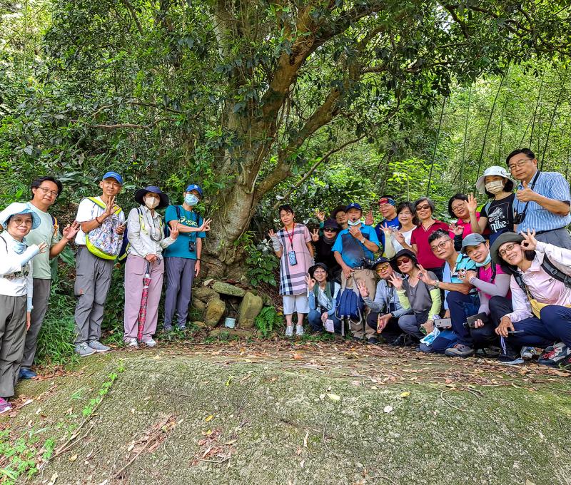 故居後方的三粒石土地公。照片提供者：張銓津 / 拍攝日期：2023/08/26