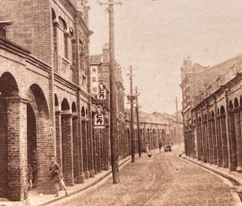 1920年民權老街 可看到輕便車軌道（照片拍攝者：蕭秀梅／拍照日期：2025/6/1翻拍）