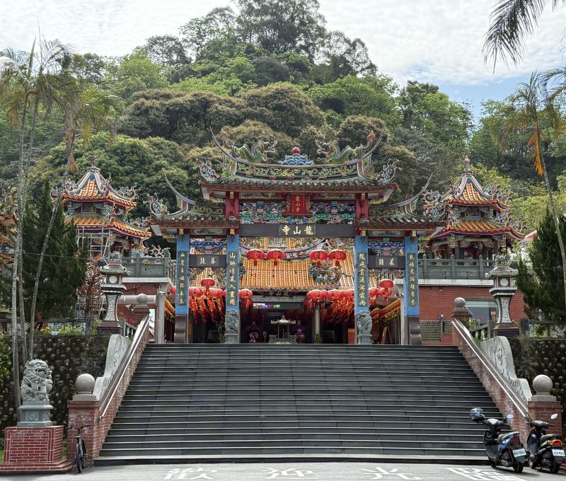 龍山寺山門全景（照片拍攝者：陳粉／拍照日期：2025/4/19）