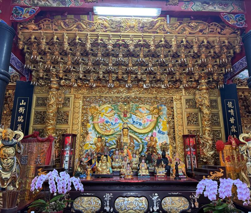 龍山寺大殿（照片拍攝者：陳粉／拍照日期：2025/4/19）