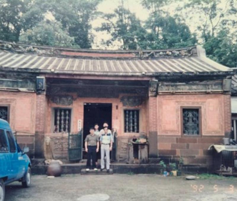 古厝建材大多自大陸泉州運來，包含石材、前埕石磚、浮雕、雕梁畫棟、八仙浮雕，木構件等（照片拍攝者：黃瓊麗）