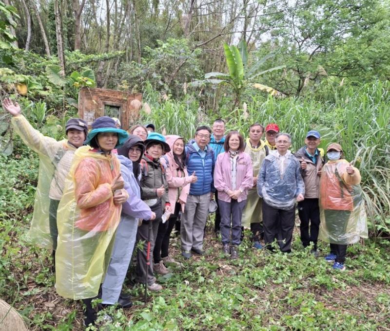 工作團隊到福德坑黃家大厝探勘，右6為黃家後代黃瓊麗女士（照片拍攝者：張銓津／拍照日期：2025/3/29）